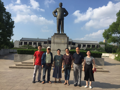 2 周恩来纪念馆旅游系支部合影.jpg